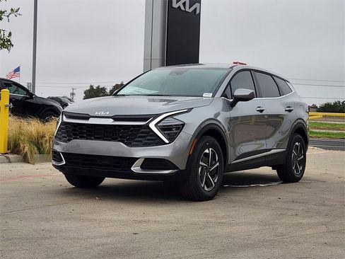 New 2025 Kia Sportage LX image 2