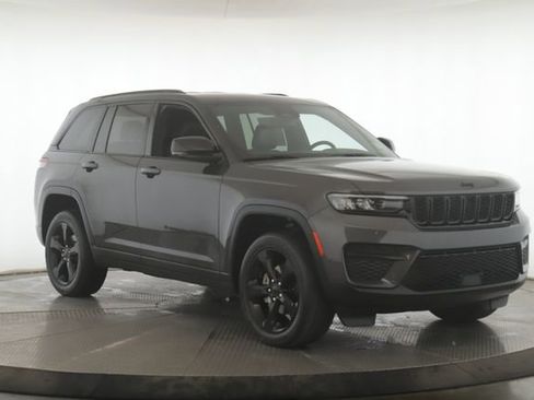 Used 2023 Jeep Grand Cherokee Altitude image 2