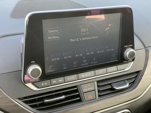 Used 2025 Nissan Altima 2.5 SV FWD image 10