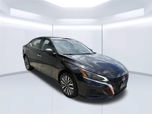Used 2025 Nissan Altima 2.5 SV AWD/4WD image 9