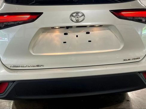 Used 2021 Toyota Highlander XLE AWD/4WD image 24