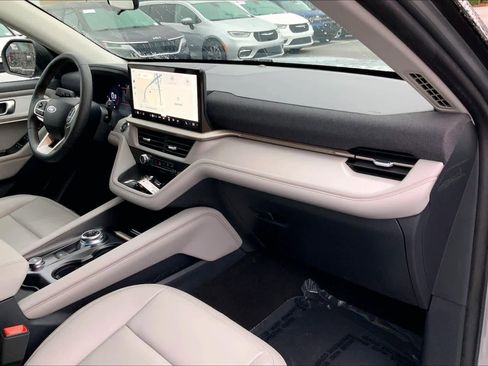 Used 2025 Ford Explorer Active w/ Active Comfort Package RWD image 18