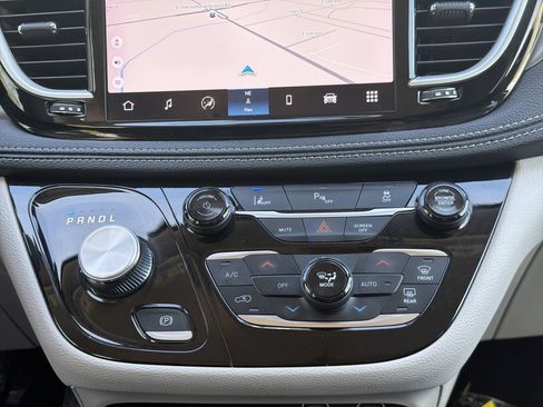 Used 2024 Chrysler Pacifica Limited FWD image 18