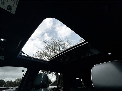 Used 2022 GMC Yukon SLT w/ SLT Premium Package image 24