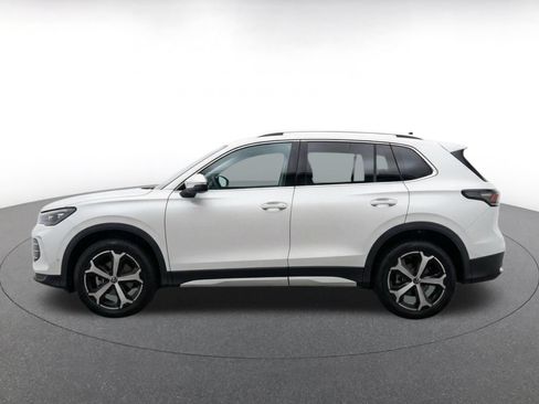 Used 2026 Volkswagen Tiguan SE AWD/4WD image 8