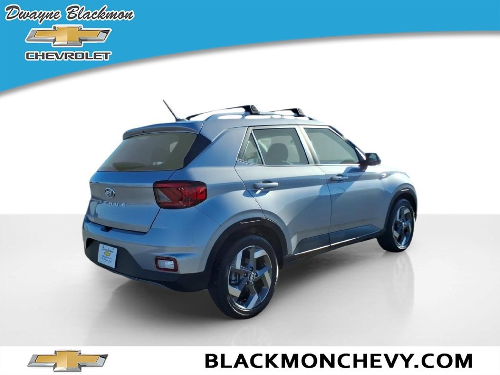 Used 2025 Hyundai Venue SEL FWD image 3