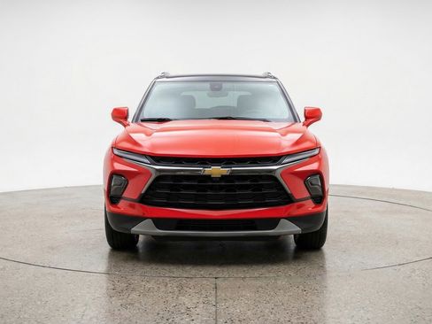 Used 2025 Chevrolet Blazer LT image 2