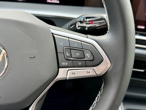 New 2025 Volkswagen Tiguan SE image 30