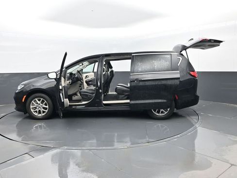Used 2024 Chrysler Pacifica Touring-L image 33