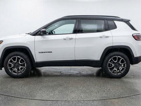Used 2025 Jeep Compass Trailhawk image 5