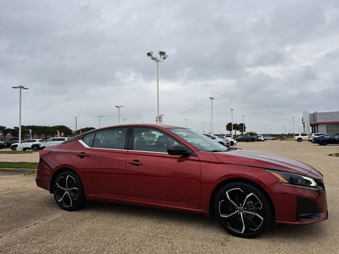 Used 2023 Nissan Altima 2.5 SR image 3