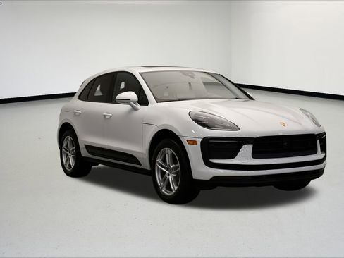 Used 2025 Porsche Macan image 9