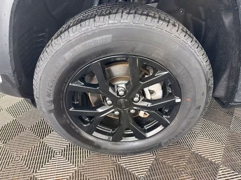 Used 2025 Jeep Grand Cherokee Altitude AWD/4WD image 31