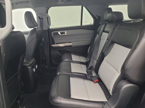 Used 2022 Ford Explorer XLT w/ Equipment Group 202A AWD/4WD image 18