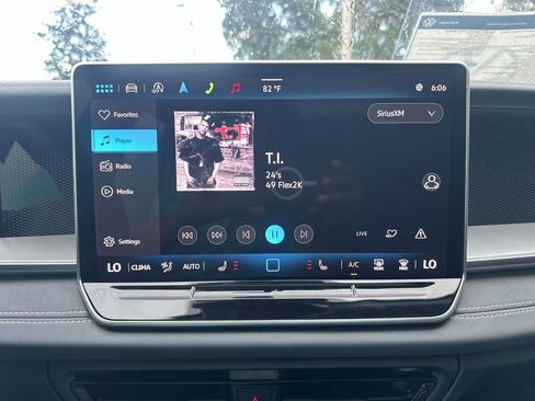 New 2025 Volkswagen Tiguan SE image 16