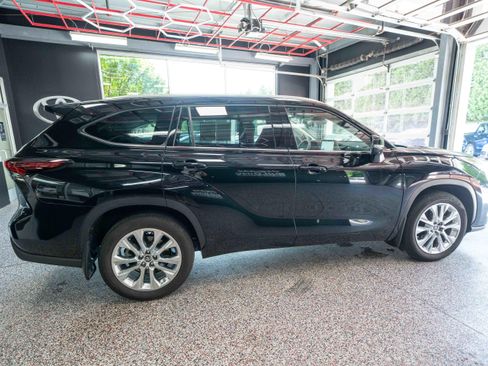 Used 2024 Toyota Highlander Limited FWD image 4