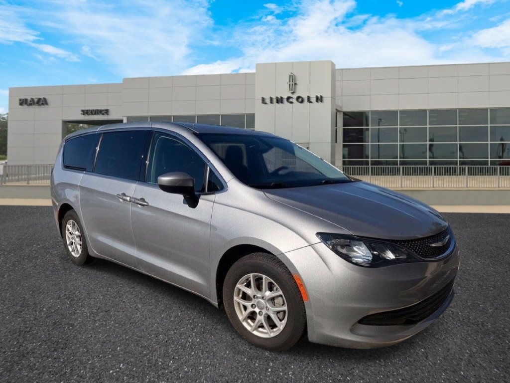 Used 2017 Chrysler Pacifica Touring FWD image 1