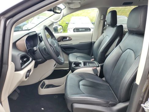 Used 2018 Chrysler Pacifica Touring-L FWD image 10