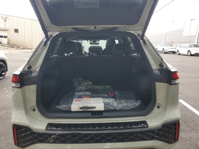New 2026 Volkswagen Tiguan SE R-Line FWD image 14