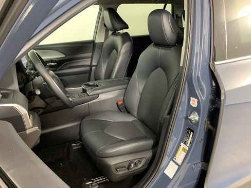 Used 2025 Toyota Grand Highlander AWD image 30