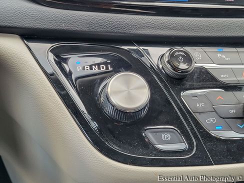 Used 2023 Chrysler Pacifica Touring-L FWD image 21