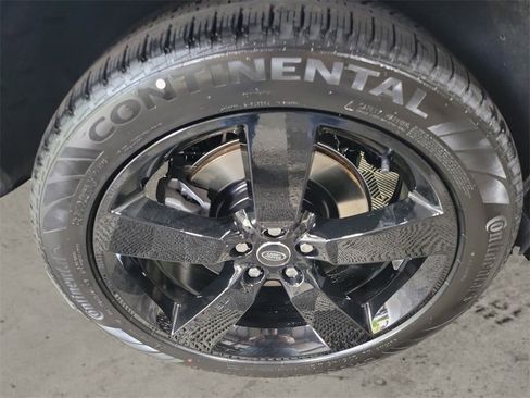 New 2025 Land Rover Defender 110 X-Dynamic SE image 12