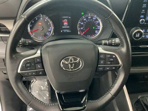 Used 2020 Toyota Highlander LE AWD/4WD image 14