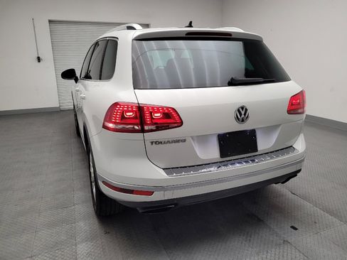 Used 2016 Volkswagen Touareg Sport image 6