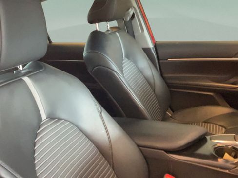 Used 2020 Toyota Camry SE w/ Convenience Package FWD image 30