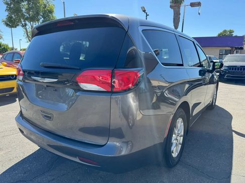 Used 2022 Chrysler Voyager LX FWD image 4