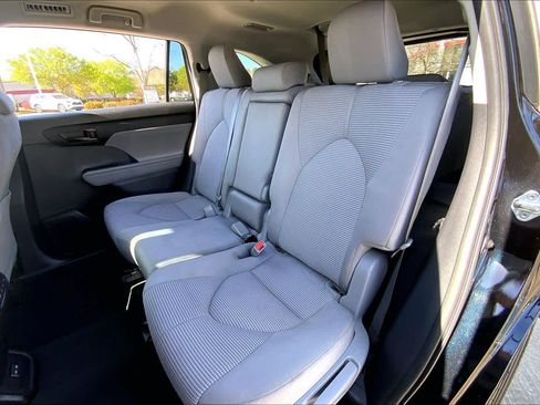 Used 2023 Toyota Highlander LE AWD/4WD image 20
