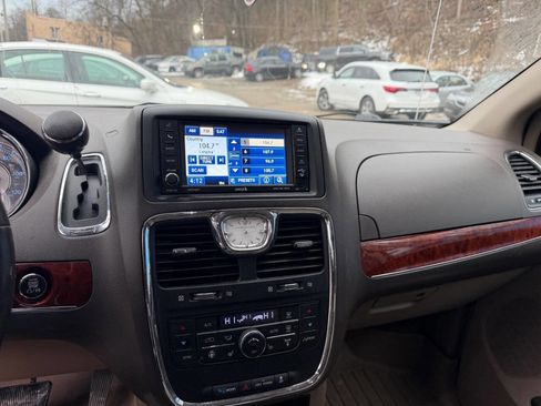 Used 2012 Chrysler Town & Country Touring-L w/ Driver Convenience Group image 18