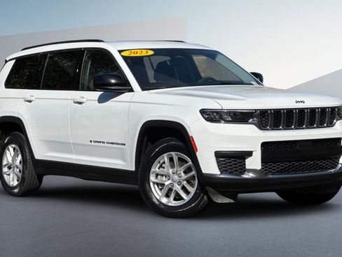 Used 2023 Jeep Grand Cherokee L Laredo image 2