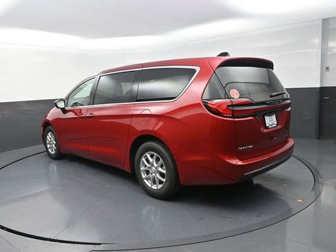 New 2027 Chrysler Pacifica Select FWD image 7