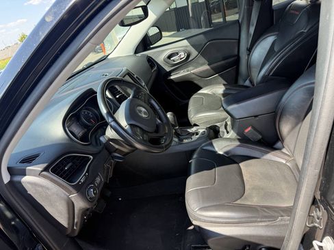 Used 2020 Jeep Cherokee Trailhawk AWD/4WD image 17