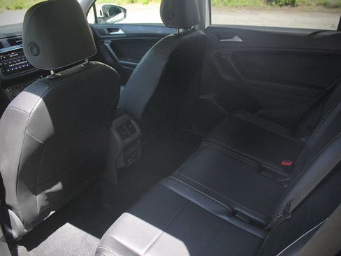 Used 2021 Volkswagen Tiguan SE w/ Panoramic Sunroof Package AWD/4WD image 14