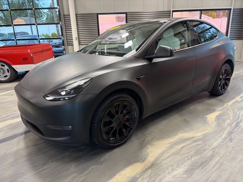 Used 2022 Tesla Model Y Long Range image 33