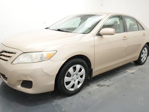 Used 2010 Toyota Camry LE FWD image 3
