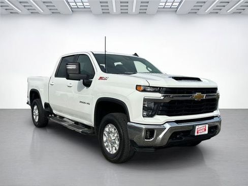Used 2024 Chevrolet Silverado 2500 LT AWD/4WD image 2