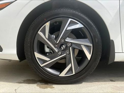 New 2025 Hyundai Elantra SEL image 12
