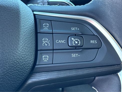 Used 2023 Jeep Grand Cherokee Laredo image 17