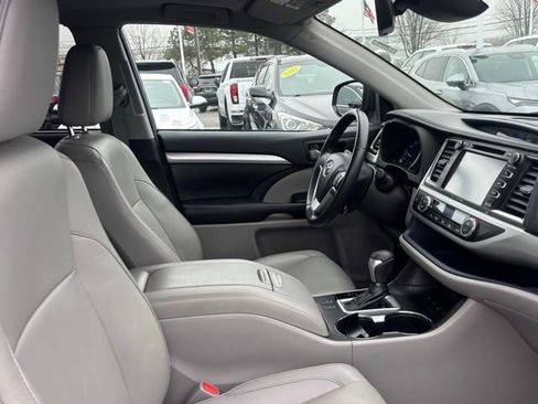 Used 2019 Toyota Highlander XLE image 14