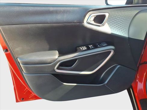 Used 2025 Kia Soul LX w/ LX Technology Package FWD image 14