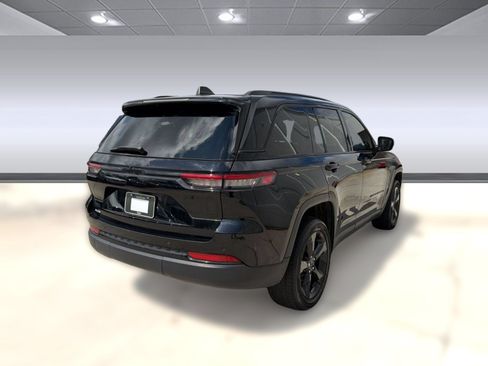 Used 2023 Jeep Grand Cherokee Altitude AWD/4WD image 9