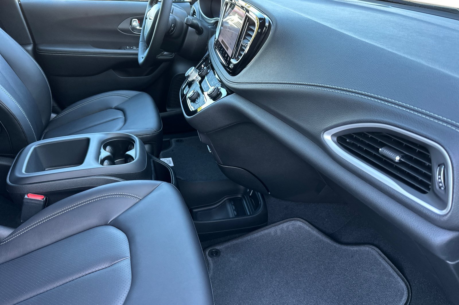 New 2026 Chrysler Pacifica Select w/ S Appearance Package FWD image 17