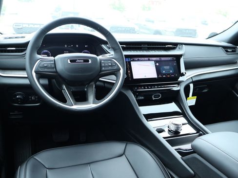 New 2026 Jeep Grand Cherokee Limited AWD/4WD image 2