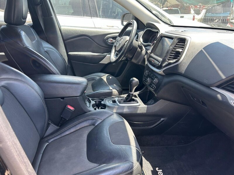 Used 2018 Jeep Cherokee Latitude Plus FWD image 11