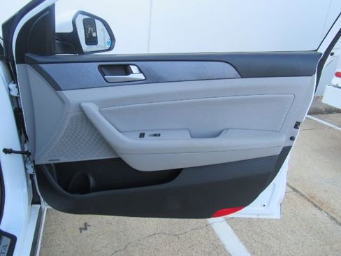 Used 2017 Hyundai Sonata Plug-In Hybrid image 18