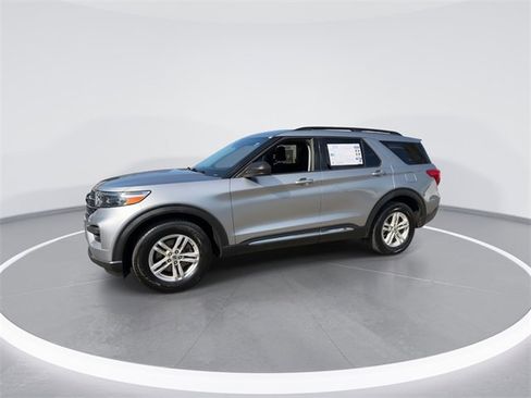 Used 2021 Ford Explorer XLT image 4