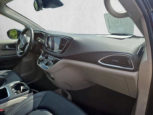 Used 2024 Chrysler Pacifica Touring-L FWD image 19